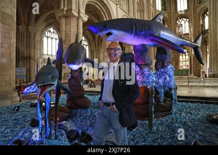 Peterborough, Royaume-Uni. 15 juillet 2024. L'artiste Corrado Canonici avec son exposition « les monstres de la mer », qui s'ouvre aujourd'hui à la cathédrale de Peterborough, présentant une variété de créatures de l'océan. Ceux-ci vont des Ammonites aux géants des profondeurs, du passé et du présent. 'Monstres de la mer', Cathédrale de Peterborough, Peterborough, Cambridgeshire, le 15 juillet, 2024. crédit : Paul Marriott/Alamy Live News Banque D'Images