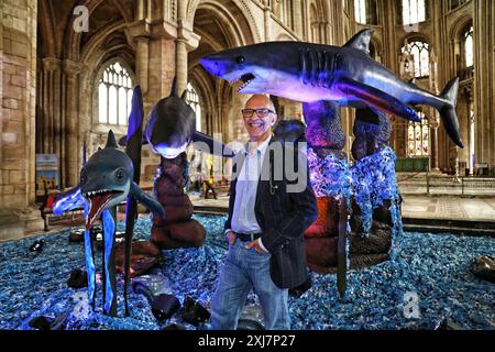 Peterborough, Royaume-Uni. 15 juillet 2024. L'artiste Corrado Canonici avec son exposition « les monstres de la mer », qui s'ouvre aujourd'hui à la cathédrale de Peterborough, présentant une variété de créatures de l'océan. Ceux-ci vont des Ammonites aux géants des profondeurs, du passé et du présent. 'Monstres de la mer', Cathédrale de Peterborough, Peterborough, Cambridgeshire, le 15 juillet, 2024. crédit : Paul Marriott/Alamy Live News Banque D'Images