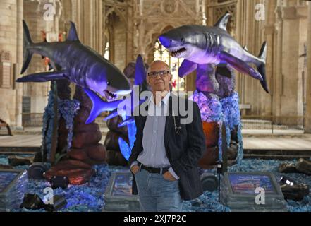 Peterborough, Royaume-Uni. 15 juillet 2024. L'artiste Corrado Canonici avec son exposition « les monstres de la mer », qui s'ouvre aujourd'hui à la cathédrale de Peterborough, présentant une variété de créatures de l'océan. Ceux-ci vont des Ammonites aux géants des profondeurs, du passé et du présent. 'Monstres de la mer', Cathédrale de Peterborough, Peterborough, Cambridgeshire, le 15 juillet, 2024. crédit : Paul Marriott/Alamy Live News Banque D'Images