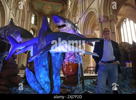 Peterborough, Royaume-Uni. 15 juillet 2024. L'artiste Corrado Canonici avec son exposition « les monstres de la mer », qui s'ouvre aujourd'hui à la cathédrale de Peterborough, présentant une variété de créatures de l'océan. Ceux-ci vont des Ammonites aux géants des profondeurs, du passé et du présent. 'Monstres de la mer', Cathédrale de Peterborough, Peterborough, Cambridgeshire, le 15 juillet, 2024. crédit : Paul Marriott/Alamy Live News Banque D'Images