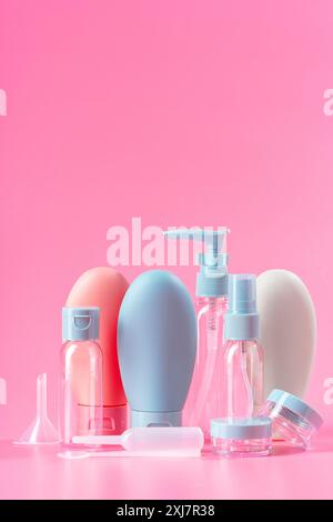 Bouteilles de voyage de lotion, shampooing et revitalisant sur fond rose Banque D'Images