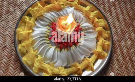 Belle aarti thali décorée avec des fleurs colorées et lampe à huile diya. Fêtes hindoues tradition rituelle Banque D'Images