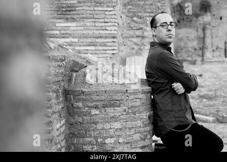 Rome, Italie. 16 juillet 2024. Roy Chen, écrivain, traducteur et dramaturge israélien, participe au ''LETTERATURE'' - Festival International de Rome au Parc archéologique du Colisée à Rome, Italie, le 16 juillet 2024. (NOTE DE LA RÉDACTION : cette image a été convertie en noir et blanc) (photo Massimo Valicchia/NurPhoto) crédit : NurPhoto SRL/Alamy Live News Banque D'Images