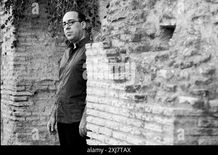 Rome, Italie. 16 juillet 2024. Roy Chen, écrivain, traducteur et dramaturge israélien, participe au ''LETTERATURE'' - Festival International de Rome au Parc archéologique du Colisée à Rome, Italie, le 16 juillet 2024. (NOTE DE LA RÉDACTION : cette image a été convertie en noir et blanc) (photo Massimo Valicchia/NurPhoto) crédit : NurPhoto SRL/Alamy Live News Banque D'Images