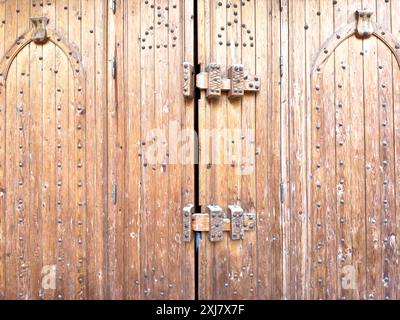 Vieille porte en bois d'un pays arabe Banque D'Images