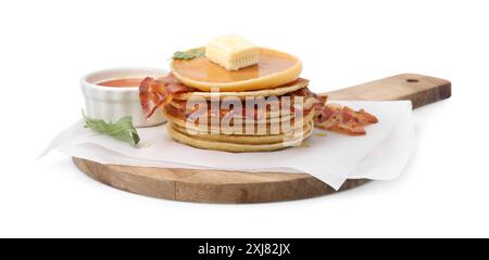 Délicieuses crêpes au bacon, beurre, roquette et miel isolés sur blanc Banque D'Images