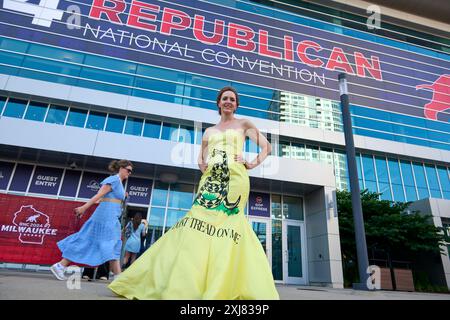 16 juillet 2024, Milwaukee, Wisconsin, États-Unis : une femme vêtue d'un drapeau jaune de Gadsden à l'entrée de la deuxième journée de la Convention nationale républicaine du GOP 2024. Le drapeau de Gadsden est un drapeau américain historique avec un champ jaune représentant un serpent à sonnette en bois enroulé et prêt à frapper. Sous le serpent à sonnette se trouvent les mots « DONT TREAD ON ME ». Le drapeau porte le nom de C. Gadsden, délégué de la Caroline du Sud au Congrès continental et brigadier général de l'armée continentale, qui a conçu le drapeau en 1775 pendant la Révolution américaine. Le serpent à sonnette était un symbole de l'unité des Thirtee Banque D'Images