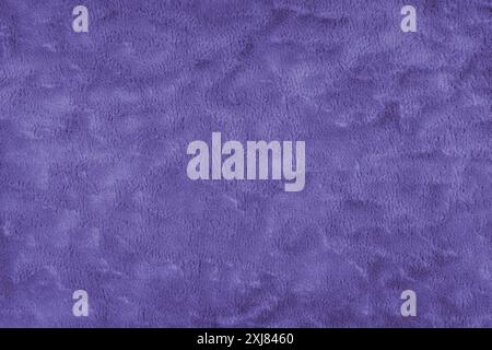 Texture de tissu ou de tissu d'ameublement violet moelleux. Texture de tissu en matière textile de fourrure artificielle. Fond de canevas. Tissu décoratif pour curta Banque D'Images