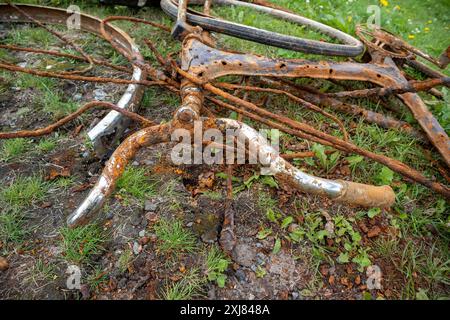 des pièces de bicyclette rouillées et corrodées s'élèvent du fond d'une rivière Banque D'Images