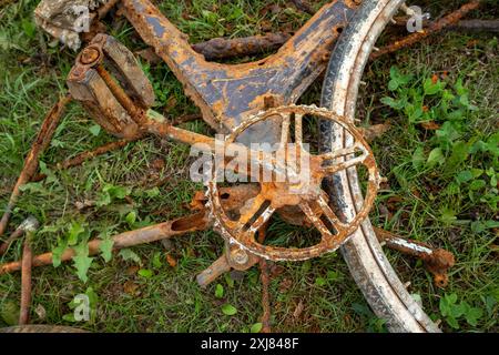 des pièces de bicyclette rouillées et corrodées s'élèvent du fond d'une rivière Banque D'Images