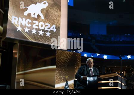 Milwaukee, Vereinigte Staaten. 16 juillet 2024. Le gouverneur Jim Justice (républicain de Virginie-occidentale) prend la parole à la Convention nationale républicaine à Milwaukee, Wisconsin, lors du Forum Fiserv le mardi 16 juillet 2024. Crédit : Annabelle Gordon/CNP/dpa/Alamy Live News Banque D'Images