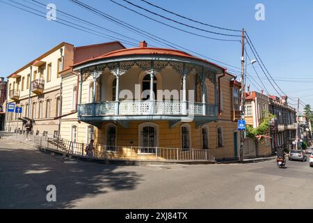 Tbilissi, Géorgie - 24 JUIN 2024 : fenêtres ornementales traditionnelles en oriel, balcons dans les rues de Tbilissi, la capitale de la Géorgie. Banque D'Images