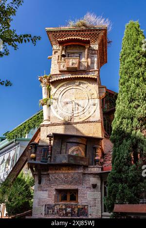 Tbilissi, Géorgie - 24 JUIN 2024 : la Tour de l'horloge du théâtre de marionnettes Rezo Gabriadze est un monument unique et emblématique situé à Tbilissi, Géorgie Banque D'Images