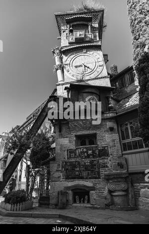 Tbilissi, Géorgie - 24 JUIN 2024 : la Tour de l'horloge du théâtre de marionnettes Rezo Gabriadze est un monument unique et emblématique situé à Tbilissi, Géorgie Banque D'Images