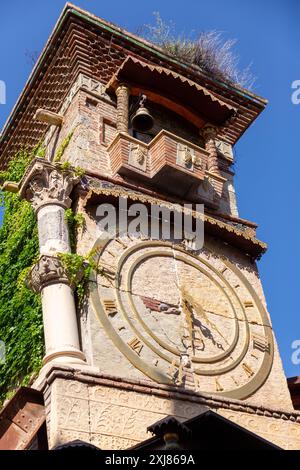 Tbilissi, Géorgie - 24 JUIN 2024 : la Tour de l'horloge du théâtre de marionnettes Rezo Gabriadze est un monument unique et emblématique situé à Tbilissi, Géorgie Banque D'Images