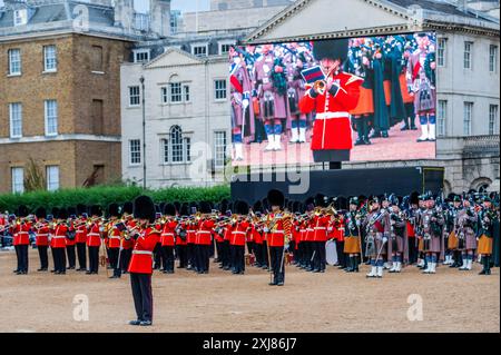 Londres, Royaume-Uni. 16 juillet 2024. La finale avec le dernier billet et God Save the King - le « Military musical Spectacular » de l'armée britannique, une célébration estivale de trois nuits sur Horse Guards Parade, Londres, les 16, 17 et 18 juillet 2024. Un spectacle en plein air mettant en vedette certains des musiciens militaires les plus talentueux de l'armée britannique. Il comprend les bandes massées de la Household Division, les tuyaux massés et les tambours, les trompettistes montés de l'État, et les canons et chevaux de la troupe du roi Royal Horse Artillery arrive la semaine prochaine. Crédit : Guy Bell/Alamy Live News Banque D'Images