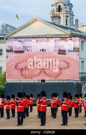 Londres, Royaume-Uni. 16 juillet 2024. Célébration des jeux olympiques et autres sports - le «Military musical Spectacular» de l'armée britannique, une célébration estivale de trois nuits sur Horse Guards Parade, Londres, les 16, 17 et 18 juillet 2024. Un spectacle en plein air mettant en vedette certains des musiciens militaires les plus talentueux de l'armée britannique. Il comprend les bandes massées de la Household Division, les tuyaux massés et les tambours, les trompettistes montés de l'État, et les canons et chevaux de la troupe du roi Royal Horse Artillery arrive la semaine prochaine. Crédit : Guy Bell/Alamy Live News Banque D'Images