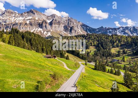 Appenzell, Suisse : vue aérienne par drone de la route menant à la montagne Santis dans les alpes dans le canton d'Appenzell dans l'est de la Suisse en été Banque D'Images