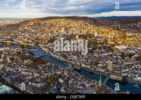 Zurich, Suisse : vue aérienne par drone du centre-ville de Zurich avec la vieille ville et le quartier des affaires le long de la rivière Limmat en automne à Suisses Banque D'Images