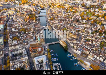 Zurich, Suisse : vue aérienne par drone du centre-ville de Zurich avec la vieille ville et le quartier des affaires le long de la rivière Limmat en automne à Suisses Banque D'Images