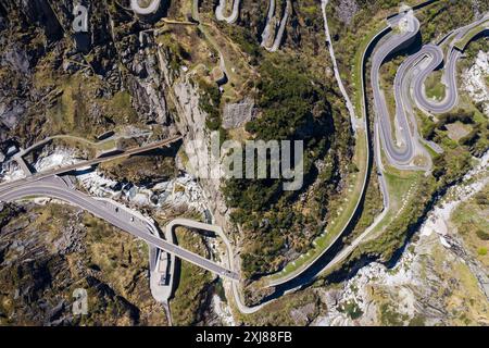 Gotthard, Suisse : vue de dessus de la route de montagne du col du Gotthard et du pont du diable près d'Andermatt dans le canton d'Uri en Suisse dans les alpes Banque D'Images