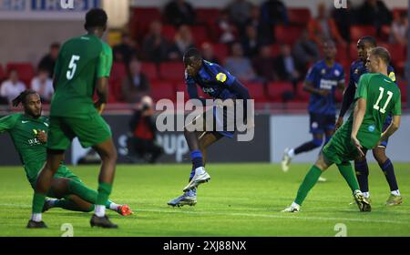 Ade Adeyemo de Crawley Town en action pendant la pré-saison amicale entre Lewes et Crawley Town au Dripping Pan. Banque D'Images