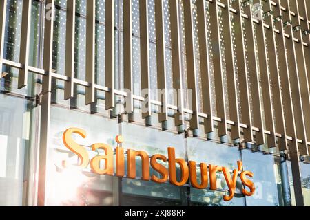 Londres, Royaume-Uni - 26 mai 2024 - soleil brillant sur le panneau du supermarché Sainsbury à Fulham Wharf Banque D'Images