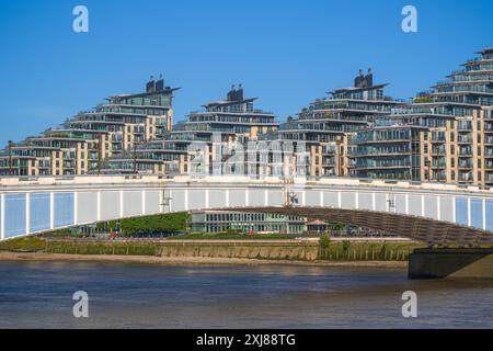 Pont de Wandsworth avec développement au bord de la rivière Battersea Reach en arrière-plan à Londres Banque D'Images