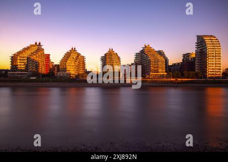 Longue exposition, appartements contemporains au bord de la rivière, Battersea Reach, au coucher du soleil à Londres Banque D'Images