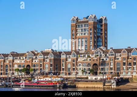 Plantation Wharf, un développement commercial au bord de la rivière, entre Battersea et les ponts Wandsworth à Londres Banque D'Images