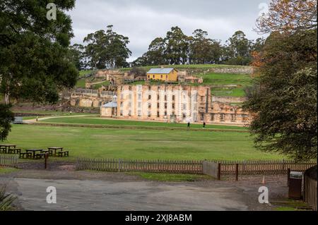 Les ruines du long pénitencier (Un ancien moulin à farine) qui à une époque avait 136 cellules séparées à Port Arthur sur la côte sud-est de la Tasmanie, au Banque D'Images