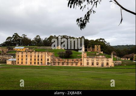 Les ruines du long pénitencier qui à une époque avait 136 cellules séparées à Port Arthur. Elle a servi de prison principale entre 1833 et 1877. La prison g Banque D'Images