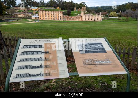 Deux grands panneaux d'information pour les visiteurs, donnant l'histoire sur les ruines du long pénitencier qui à une époque avait 136 cellules séparées à Port Banque D'Images