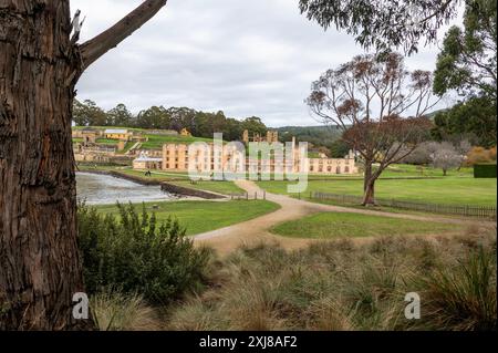 Les ruines du long pénitencier qui à une époque avait 136 cellules séparées à Port Arthur. Elle a servi de prison principale entre 1833 et 1877. La prison g Banque D'Images