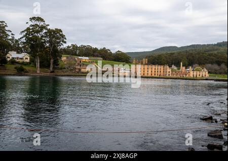 Les ruines du long pénitencier qui à une époque avait 136 cellules séparées à Port Arthur. Elle a servi de prison principale entre 1833 et 1877. La prison g Banque D'Images