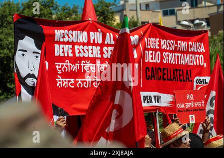 Participants à la manifestation contre l'exploitation des travailleurs étrangers dans le secteur agricole à Agro Pontino, Latium, Italie, convoquée par le plus grand syndicat italien, la CGIL Latina, 06/07/2024 Banque D'Images