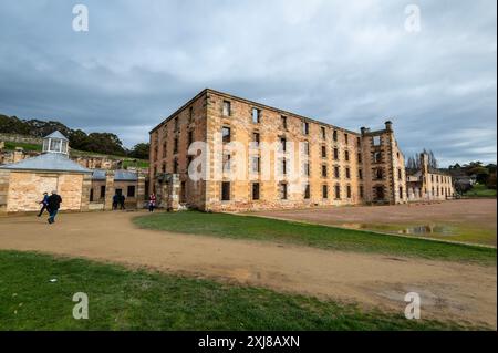 Les ruines du long pénitencier qui à une époque avait 136 cellules séparées à Port Arthur. Elle a servi de prison principale entre 1833 et 1877. La prison g Banque D'Images