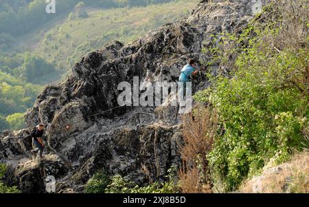 Couple de randonneurs (non sécurisé) sur la via ferrata facile à Ostrvica colline sur Rudnik montagne à Sumadija, Serbie centrale Banque D'Images