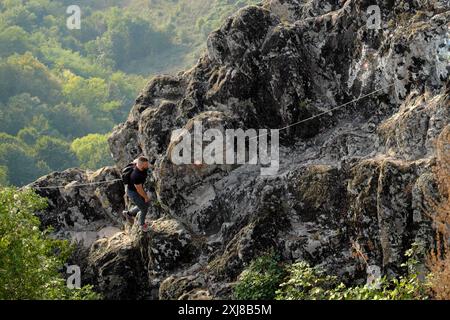 Randonneur masculin (non sécurisé) sur la via ferrata facile à la colline Ostrvica sur la montagne Rudnik à Sumadija, au centre de la Serbie Banque D'Images