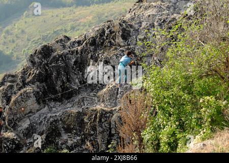 Randonneur féminin (non sécurisé) sur la via ferrata facile à la colline Ostrvica sur la montagne Rudnik à Sumadija, au centre de la Serbie Banque D'Images