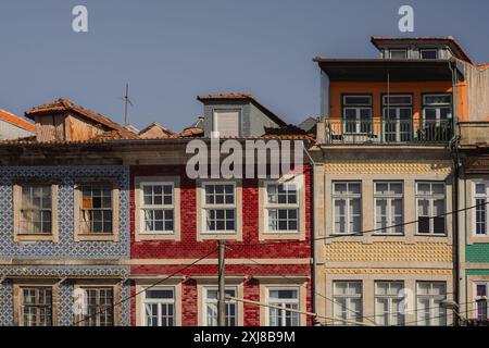 Une rangée de bâtiments colorés sur un ciel bleu vif Banque D'Images