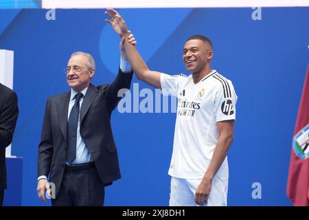 Le président du Real Madrid Florentino PEREZ et Kylian MBAPPE lors de sa présentation en tant que nouveau joueur du Real Madrid CF le 16 juillet 2024 au stade Santiago Bernabeu de Madrid, Espagne Banque D'Images