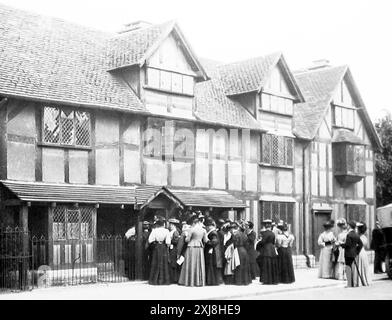 Touristes à la maison de Shakespear, Stratford upon Avon, période victorienne Banque D'Images