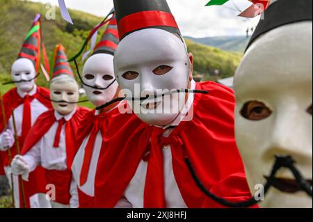 Les Madamitas de Entrimo, originaires de la petite ville d'Entrimo en Galice, font partie intégrante des célébrations Entroido (Carnaval) de la région. Originaires du XVIIIe siècle, ces figures représentent l’élégance et la grâce des femmes locales de cette époque. Vêtues de costumes élaborés et colorés ornés de dentelle, de rubans et de motifs floraux, les Madamitas symbolisent le patrimoine culturel et l’esprit festif d’Entrimo, donnant vie à l’histoire et à la tradition dans cette joyeuse célébration. Banque D'Images