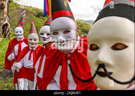 Les Madamitas de Entrimo, originaires de la petite ville d'Entrimo en Galice, font partie intégrante des célébrations Entroido (Carnaval) de la région. Originaires du XVIIIe siècle, ces figures représentent l’élégance et la grâce des femmes locales de cette époque. Vêtues de costumes élaborés et colorés ornés de dentelle, de rubans et de motifs floraux, les Madamitas symbolisent le patrimoine culturel et l’esprit festif d’Entrimo, donnant vie à l’histoire et à la tradition dans cette joyeuse célébration. Banque D'Images