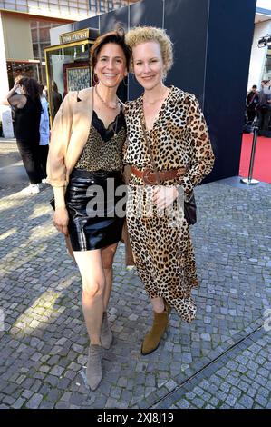 Christina Hecke mit Ehefrau Stefanie Henn BEI der Premiere des Kinofilms Die Ermittlung im Zoo Palast. Berlin, 16.07.2024 *** Christina Hecke avec sa femme Stefanie Henn à la première du film Die Ermittlung au Zoo Palast Berlin, 16 07 2024 Foto:XF.xKernx/xFuturexImagex ermittlung 4701 Banque D'Images