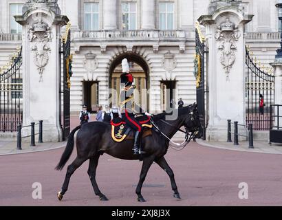 Les membres de la troupe royale d'artillerie à cheval passent devant le palais de Buckingham, alors qu'ils se dirigent vers Green Park, avant le salut des armes à feu qui suit le discours du roi lors de l'ouverture du Parlement à la Chambre des lords au palais de Westminster. Date de la photo : mercredi 17 juillet 2024. Banque D'Images