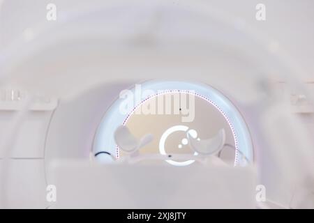 Appareil de radiothérapie MR-Linac. Appareil d'imagerie par résonance magnétique et accélérateur linéaire pour le traitement du cancer Banque D'Images