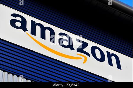 Photo du dossier datée du 25/11/15 d'une enseigne Amazon au centre de distribution de Hemel Hempstead, Hertfordshire. Un vote des travailleurs d’Amazon pour la reconnaissance syndicale n’a pas réussi à atteindre une majorité, a annoncé le GMB. Date d'émission : mercredi 17 juillet 2024. Banque D'Images