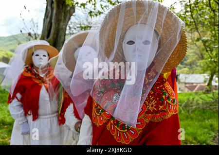 Les Madamitas de Entrimo, originaires de la petite ville d'Entrimo en Galice, font partie intégrante des célébrations Entroido (Carnaval) de la région. Originaires du XVIIIe siècle, ces figures représentent l’élégance et la grâce des femmes locales de cette époque. Vêtues de costumes élaborés et colorés ornés de dentelle, de rubans et de motifs floraux, les Madamitas symbolisent le patrimoine culturel et l’esprit festif d’Entrimo, donnant vie à l’histoire et à la tradition dans cette joyeuse célébration. Banque D'Images